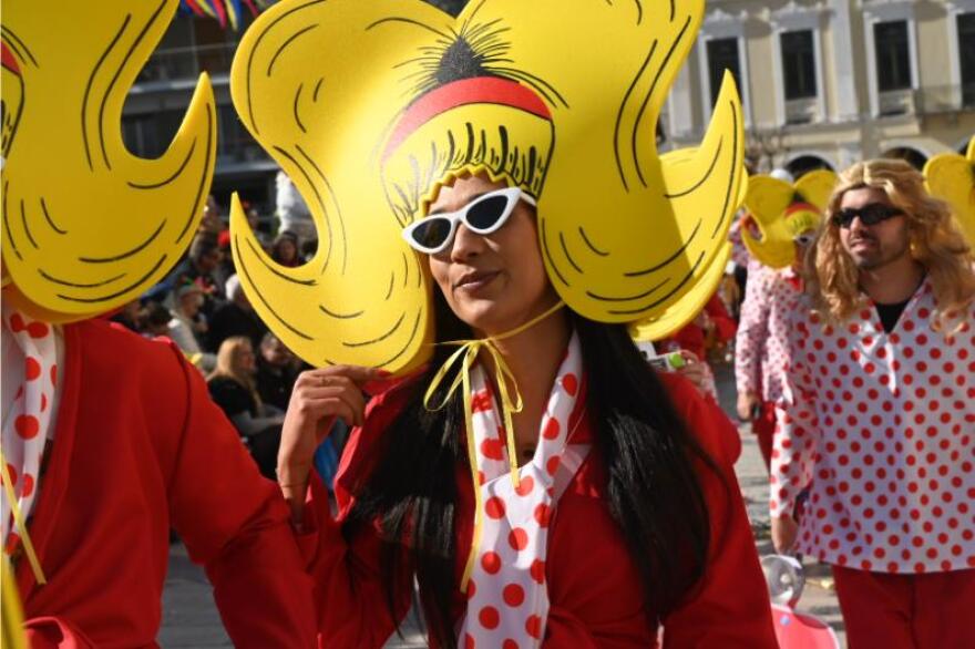 Έπεσε η αυλαία του πατρινού καρναβαλιού, έκαψαν τον βασιλιά καρνάβαλο, δείτε βίντεο και φωτογραφίες