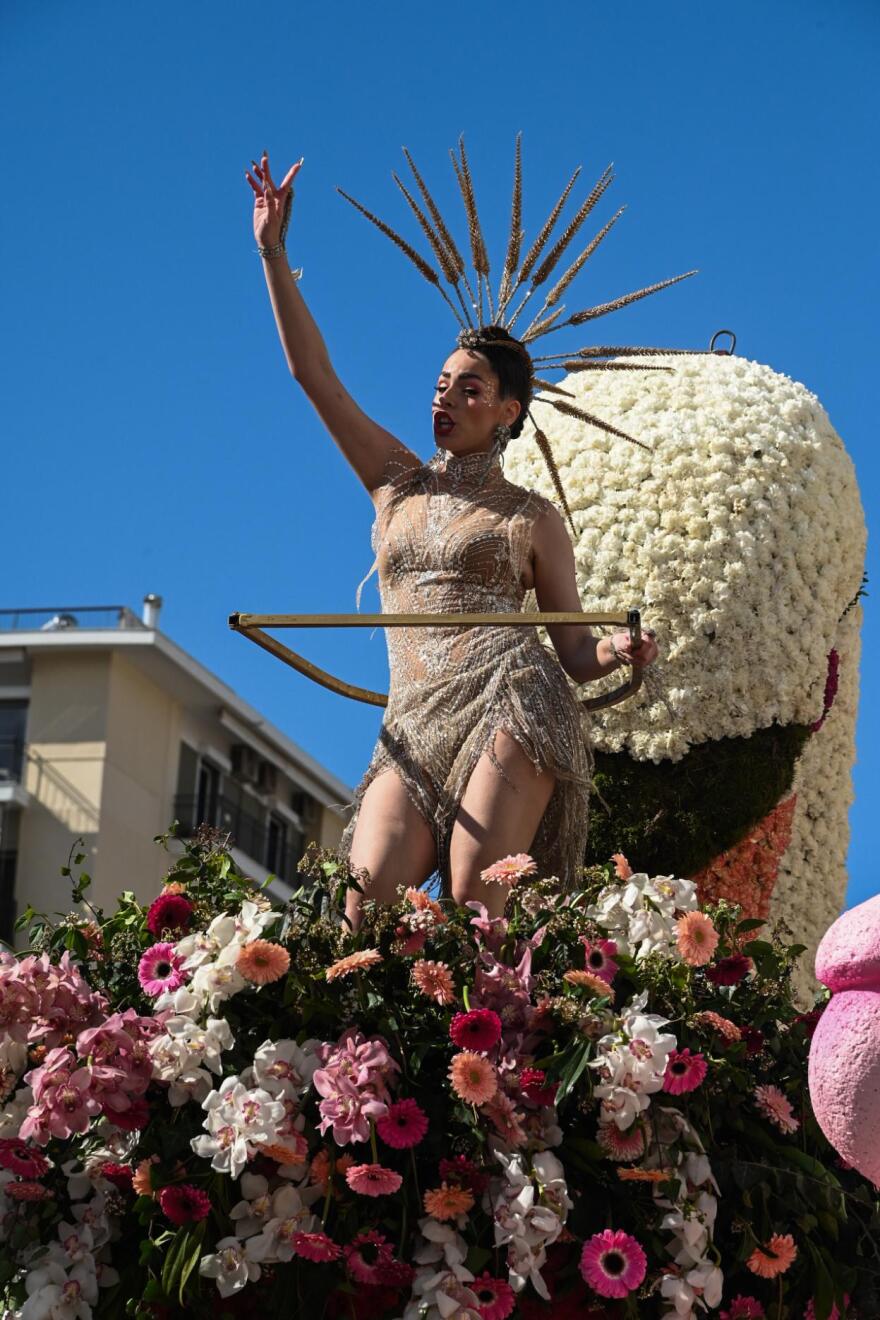 Έπεσε η αυλαία του πατρινού καρναβαλιού, έκαψαν τον βασιλιά καρνάβαλο, δείτε βίντεο και φωτογραφίες