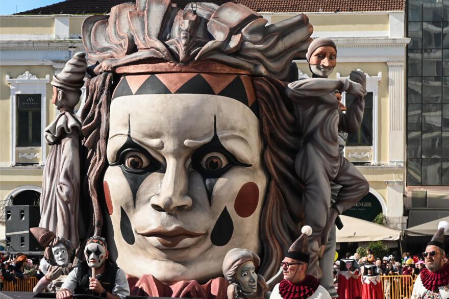 Έπεσε η αυλαία του πατρινού καρναβαλιού, έκαψαν τον βασιλιά καρνάβαλο, δείτε βίντεο και φωτογραφίες