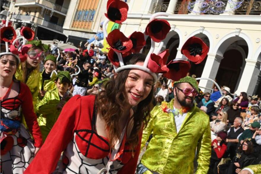 Έπεσε η αυλαία του πατρινού καρναβαλιού, έκαψαν τον βασιλιά καρνάβαλο, δείτε βίντεο και φωτογραφίες