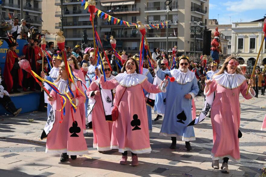 Έπεσε η αυλαία του πατρινού καρναβαλιού, έκαψαν τον βασιλιά καρνάβαλο, δείτε βίντεο και φωτογραφίες