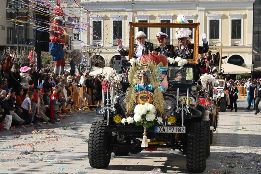Έπεσε η αυλαία του πατρινού καρναβαλιού, έκαψαν τον βασιλιά καρνάβαλο, δείτε βίντεο και φωτογραφίες