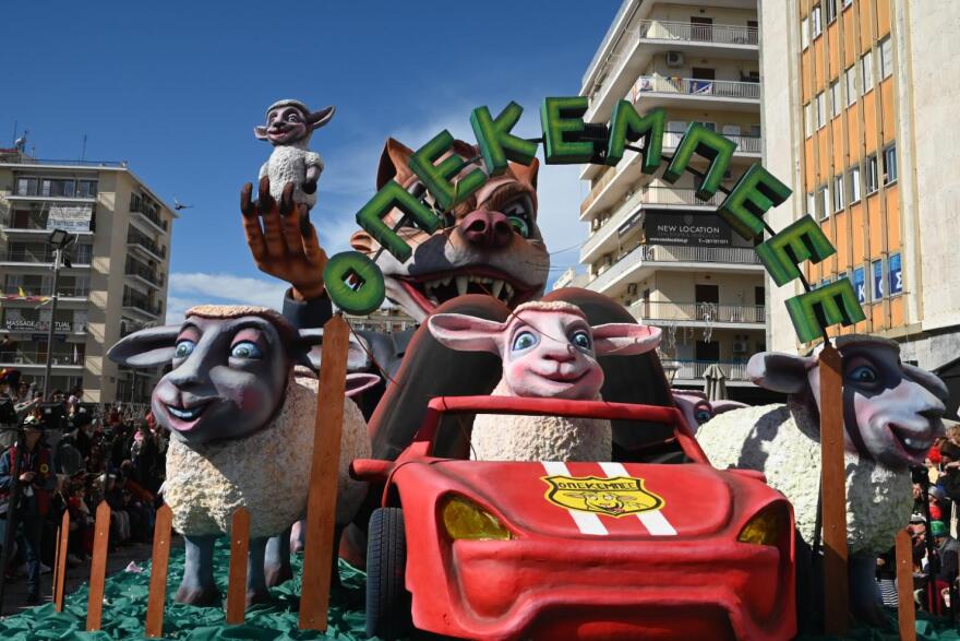 Έπεσε η αυλαία του πατρινού καρναβαλιού, έκαψαν τον βασιλιά καρνάβαλο, δείτε βίντεο και φωτογραφίες