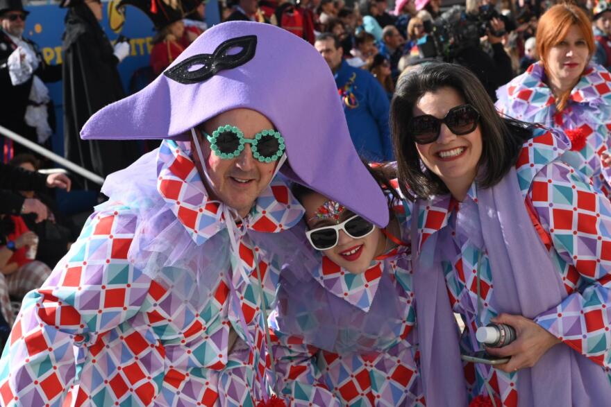 Έπεσε η αυλαία του πατρινού καρναβαλιού, έκαψαν τον βασιλιά καρνάβαλο, δείτε βίντεο και φωτογραφίες