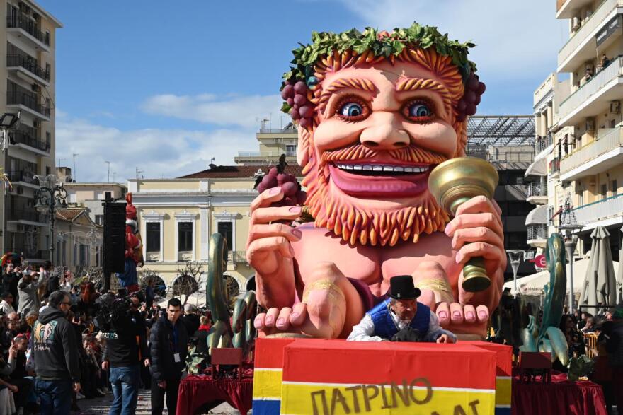 Έπεσε η αυλαία του πατρινού καρναβαλιού, έκαψαν τον βασιλιά καρνάβαλο, δείτε βίντεο και φωτογραφίες