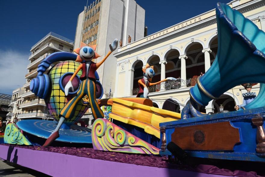 Έπεσε η αυλαία του πατρινού καρναβαλιού, έκαψαν τον βασιλιά καρνάβαλο, δείτε βίντεο και φωτογραφίες