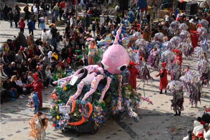 Έπεσε η αυλαία του πατρινού καρναβαλιού, έκαψαν τον βασιλιά καρνάβαλο, δείτε βίντεο και φωτογραφίες