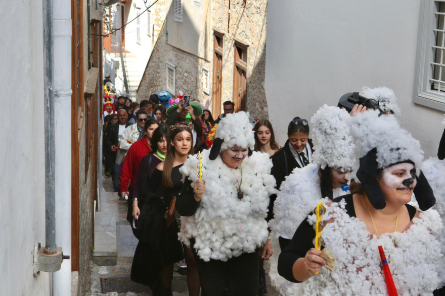 Γέμισε καρναβαλιστές η Ύδρα: Χορός και παιχνίδι στα σοκάκια του νησιού, διακόπηκαν λόγω πολυκοσμίας τα γυρίσματα της ταινίας του Μπραντ Πιτ, βίντεο