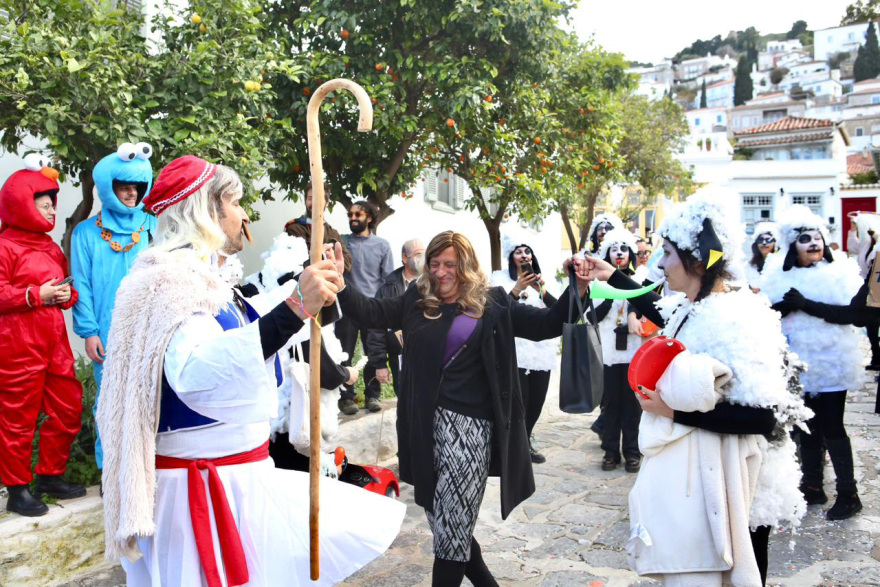 Γέμισε καρναβαλιστές η Ύδρα: Χορός και παιχνίδι στα σοκάκια του νησιού, διακόπηκαν λόγω πολυκοσμίας τα γυρίσματα της ταινίας του Μπραντ Πιτ, βίντεο