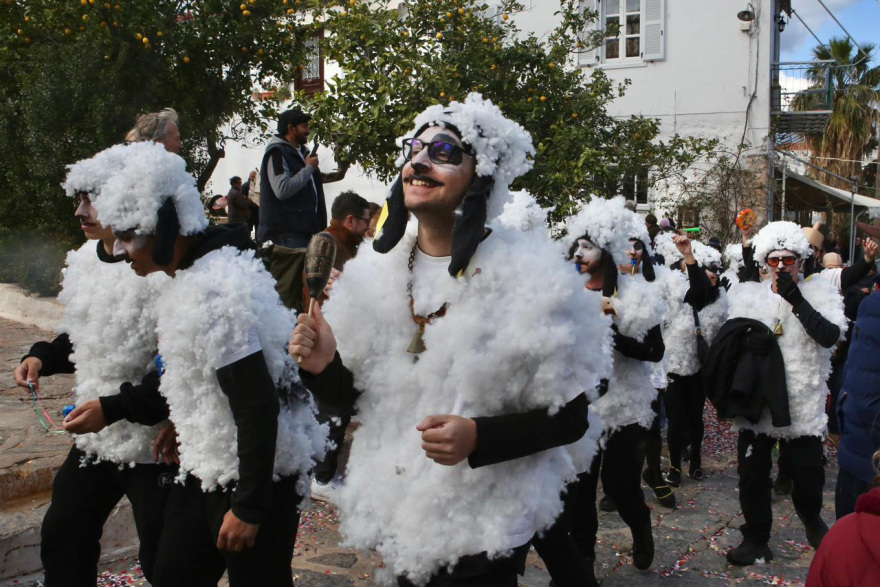 Γέμισε καρναβαλιστές η Ύδρα: Χορός και παιχνίδι στα σοκάκια του νησιού, διακόπηκαν λόγω πολυκοσμίας τα γυρίσματα της ταινίας του Μπραντ Πιτ, βίντεο