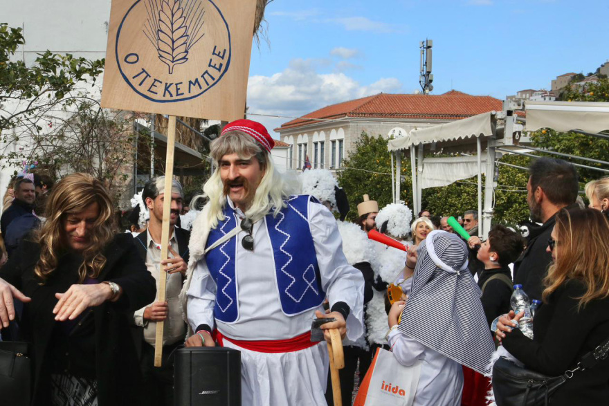 Γέμισε καρναβαλιστές η Ύδρα: Χορός και παιχνίδι στα σοκάκια του νησιού, διακόπηκαν λόγω πολυκοσμίας τα γυρίσματα της ταινίας του Μπραντ Πιτ, βίντεο