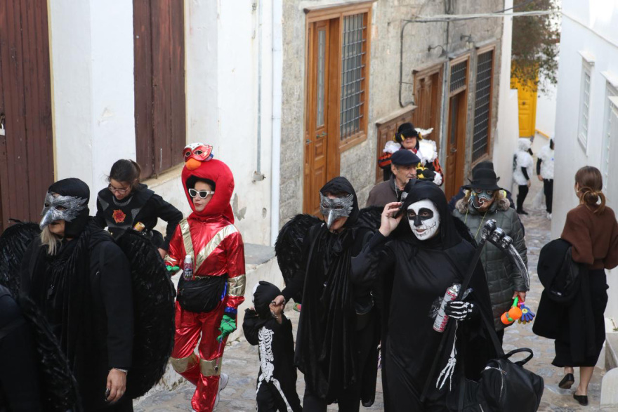 Γέμισε καρναβαλιστές η Ύδρα: Χορός και παιχνίδι στα σοκάκια του νησιού, διακόπηκαν λόγω πολυκοσμίας τα γυρίσματα της ταινίας του Μπραντ Πιτ, βίντεο
