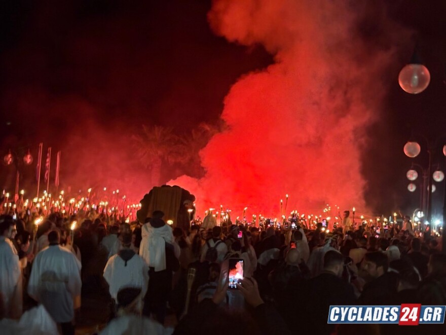 Εντυπωσιακά πλάνα από τις λαμπαδηφορίες στη Νάξο, η πορεία από το κάστρο έως την παραλία, δείτε βίντεο και φωτογραφίες