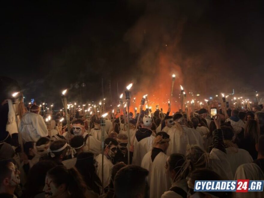 Εντυπωσιακά πλάνα από τις λαμπαδηφορίες στη Νάξο, η πορεία από το κάστρο έως την παραλία, δείτε βίντεο και φωτογραφίες