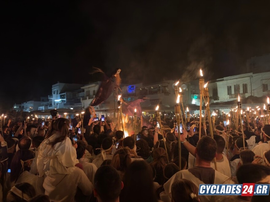 Εντυπωσιακά πλάνα από τις λαμπαδηφορίες στη Νάξο, η πορεία από το κάστρο έως την παραλία, δείτε βίντεο και φωτογραφίες