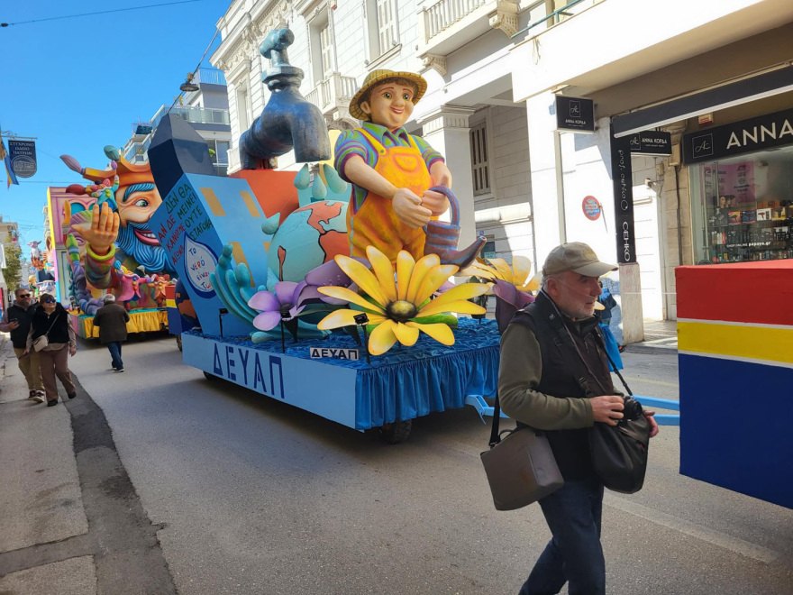 Live η μεγάλη παρέλαση στην Πάτρα: 50.000 καρναβαλιστές και δεκάδες άρματα πλημμυρίζουν τους δρόμους με χρώματα, μουσική και κέφι