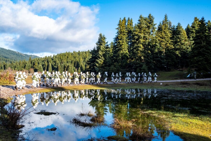 Εντυπωσιακά πλάνα από την εκπαίδευση της Σχολής Μονίμων Υπαξιωματικών στο χιονισμένο Περτούλι Τρικάλων, δείτε βίντεο και φωτογραφίες