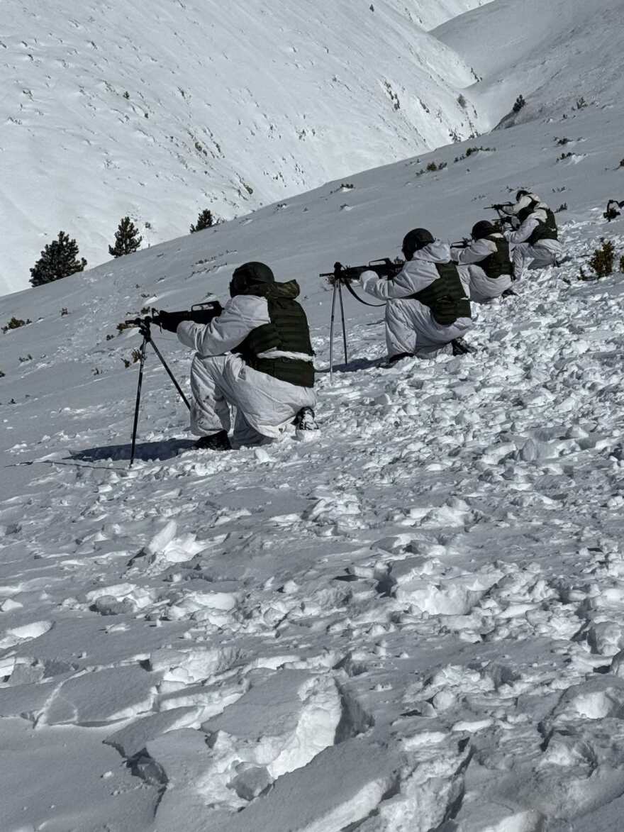 Εντυπωσιακά πλάνα από την εκπαίδευση της Σχολής Μονίμων Υπαξιωματικών στο χιονισμένο Περτούλι Τρικάλων, δείτε βίντεο και φωτογραφίες