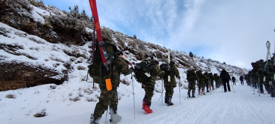 Εντυπωσιακά πλάνα από την εκπαίδευση της Σχολής Μονίμων Υπαξιωματικών στο χιονισμένο Περτούλι Τρικάλων, δείτε βίντεο και φωτογραφίες
