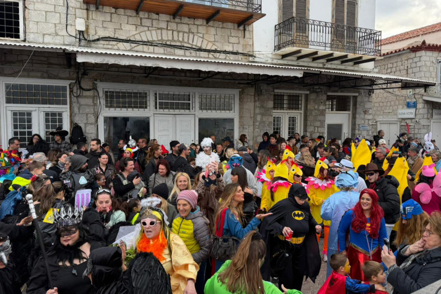 Γέμισε καρναβαλιστές η Ύδρα: Χορός και παιχνίδι στα σοκάκια του νησιού, διακόπηκαν λόγω πολυκοσμίας τα γυρίσματα της ταινίας του Μπραντ Πιτ, βίντεο