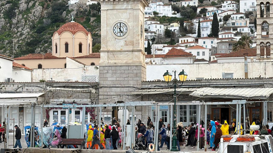 Γέμισε καρναβαλιστές η Ύδρα: Χορός και παιχνίδι στα σοκάκια του νησιού, διακόπηκαν λόγω πολυκοσμίας τα γυρίσματα της ταινίας του Μπραντ Πιτ, βίντεο