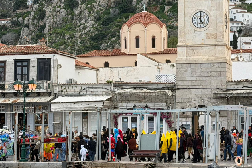 Γέμισε καρναβαλιστές η Ύδρα: Χορός και παιχνίδι στα σοκάκια του νησιού, διακόπηκαν λόγω πολυκοσμίας τα γυρίσματα της ταινίας του Μπραντ Πιτ, βίντεο