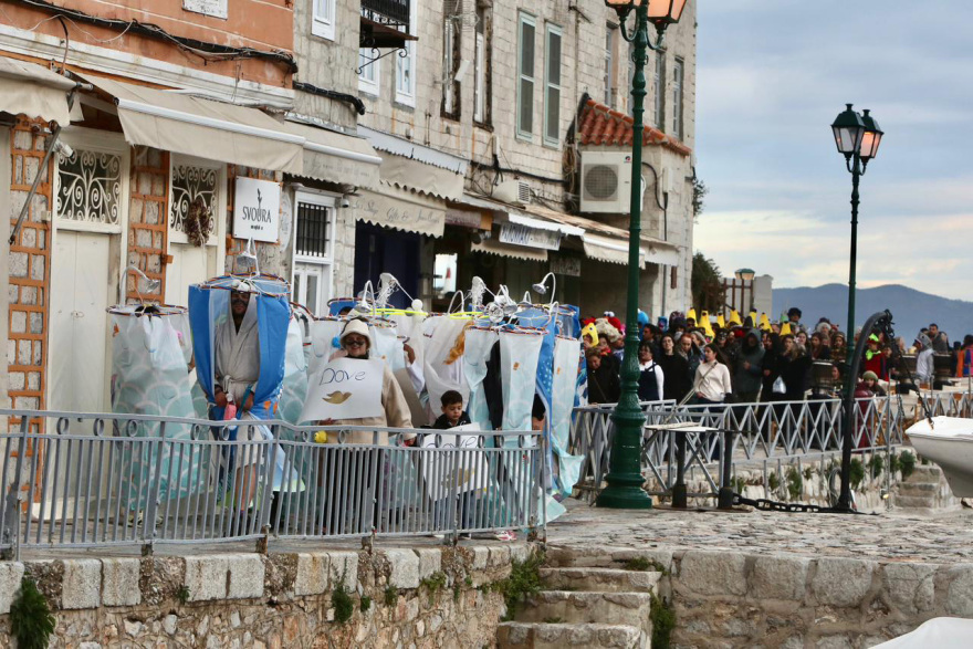 Γέμισε καρναβαλιστές η Ύδρα: Χορός και παιχνίδι στα σοκάκια του νησιού, διακόπηκαν λόγω πολυκοσμίας τα γυρίσματα της ταινίας του Μπραντ Πιτ, βίντεο