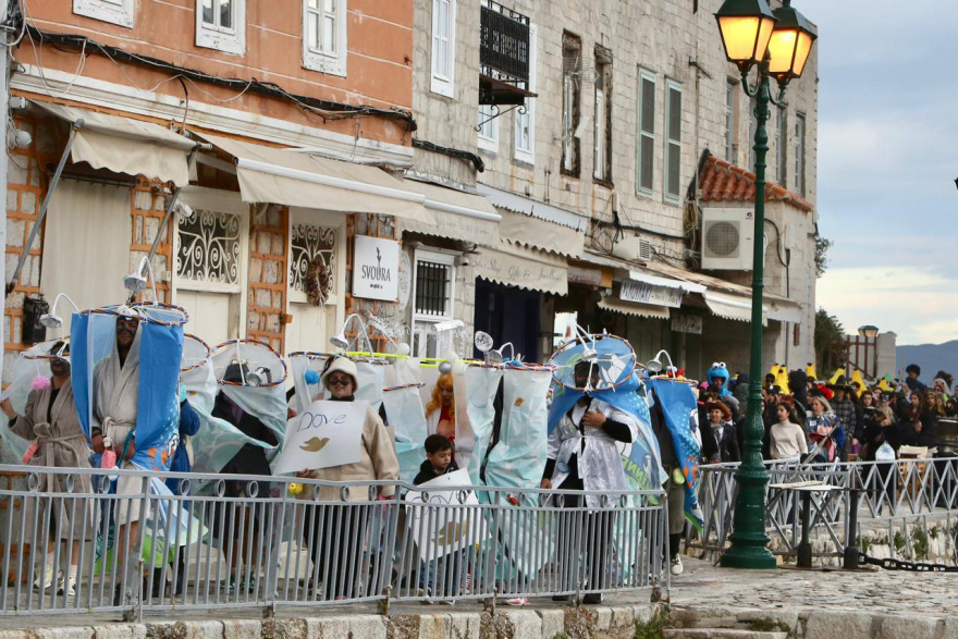 Γέμισε καρναβαλιστές η Ύδρα: Χορός και παιχνίδι στα σοκάκια του νησιού, διακόπηκαν λόγω πολυκοσμίας τα γυρίσματα της ταινίας του Μπραντ Πιτ, βίντεο