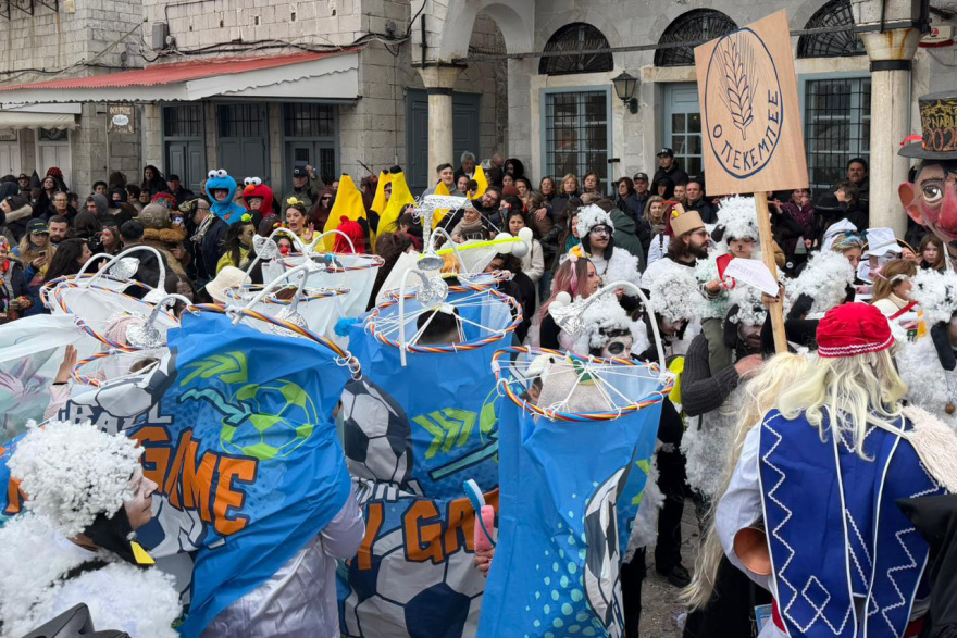 Γέμισε καρναβαλιστές η Ύδρα: Χορός και παιχνίδι στα σοκάκια του νησιού, διακόπηκαν λόγω πολυκοσμίας τα γυρίσματα της ταινίας του Μπραντ Πιτ, βίντεο