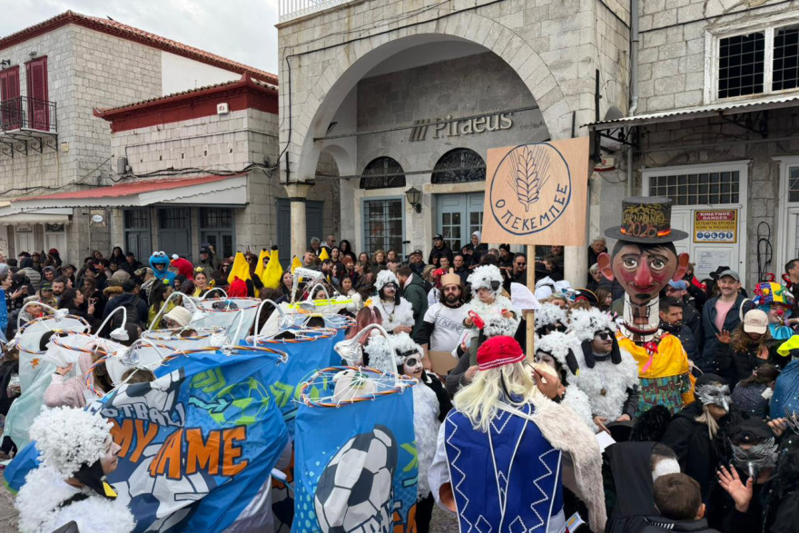 Γέμισε καρναβαλιστές η Ύδρα: Χορός και παιχνίδι στα σοκάκια του νησιού, διακόπηκαν λόγω πολυκοσμίας τα γυρίσματα της ταινίας του Μπραντ Πιτ, βίντεο