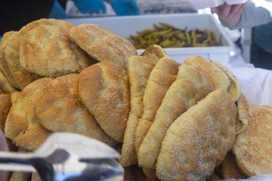 Από τις ιχθυόσκαλες μέχρι τους φούρνους: Πώς στήνεται το τραπέζι της Καθαράς Δευτέρας με λαγάνα, χαλβά και θαλασσινά