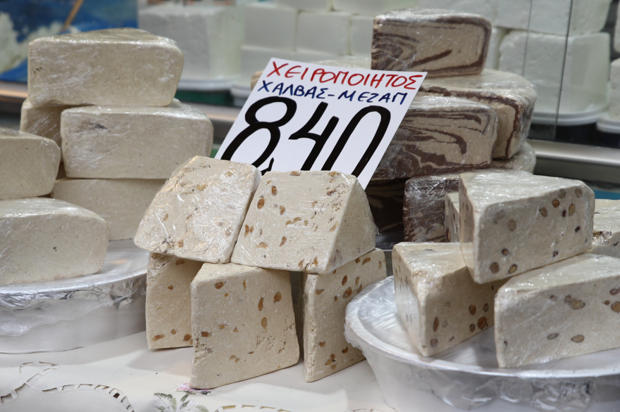 Από τις ιχθυόσκαλες μέχρι τους φούρνους: Πώς στήνεται το τραπέζι της Καθαράς Δευτέρας με λαγάνα, χαλβά και θαλασσινά