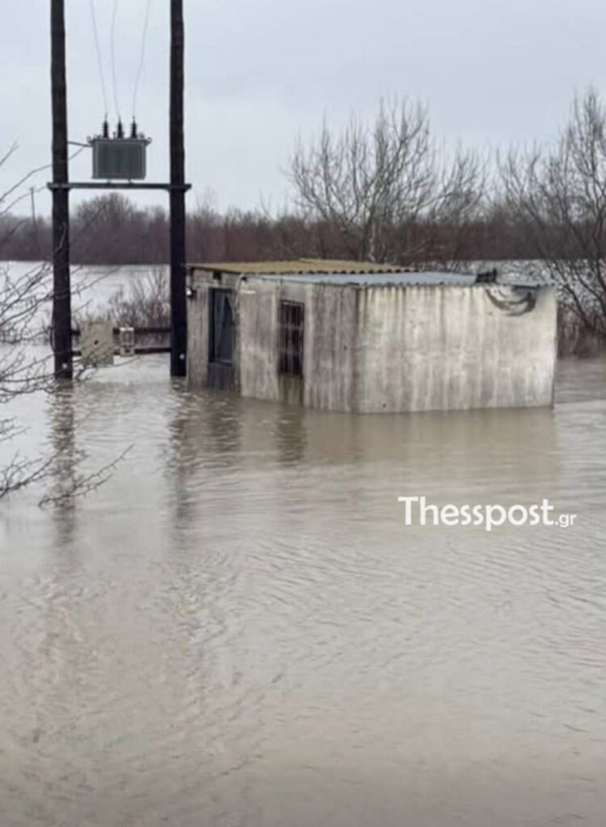 Μάχη για να σωθούν οικισμοί στον Έβρο, έσπασαν τα αναχώματα, πλημμύρισαν πάνω από 100.000 στρέμματα 