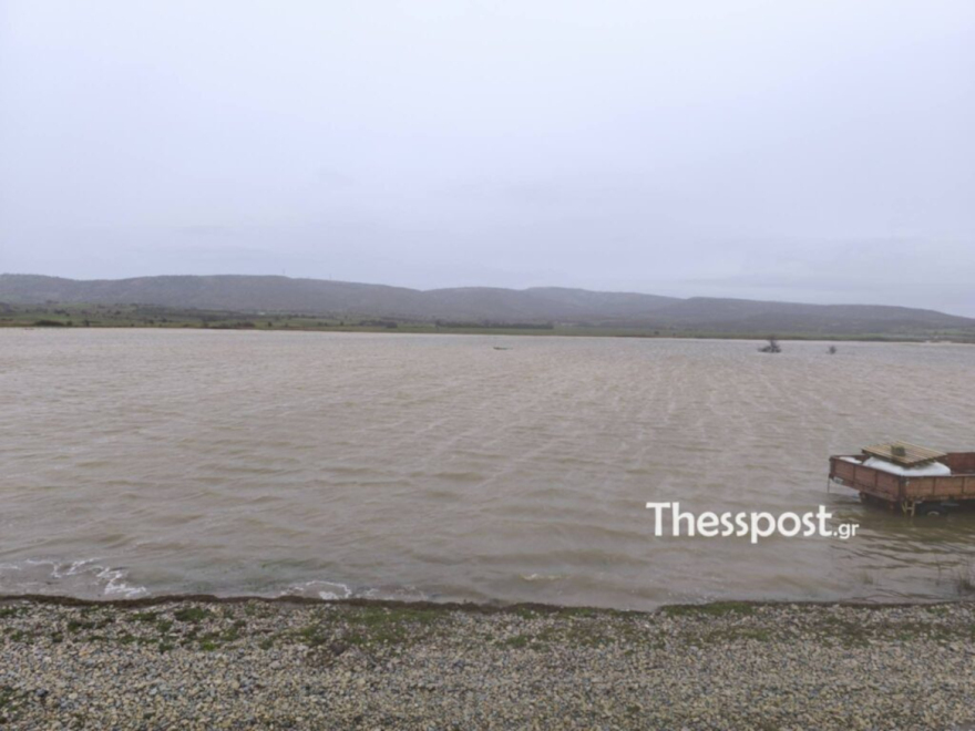 Μάχη για να σωθούν οικισμοί στον Έβρο, έσπασαν τα αναχώματα, πλημμύρισαν πάνω από 100.000 στρέμματα 