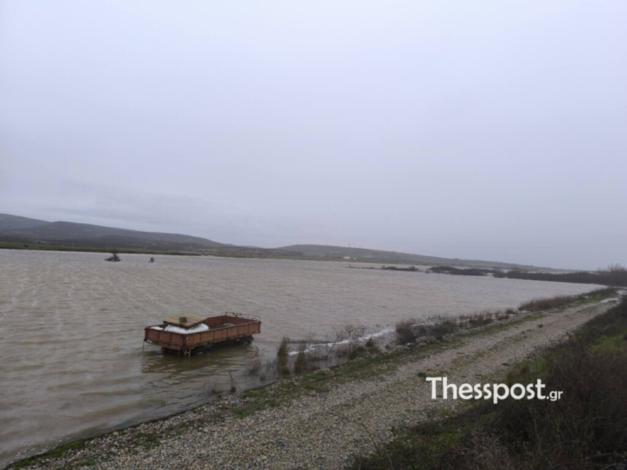 Μάχη για να σωθούν οικισμοί στον Έβρο, έσπασαν τα αναχώματα, πλημμύρισαν πάνω από 100.000 στρέμματα 