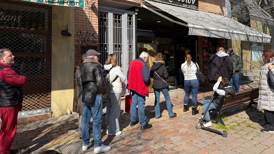 Ουρές για λαγάνα το πρωί της Καθαράς Δευτέρας, δείτε φωτογραφίες και βίντεο