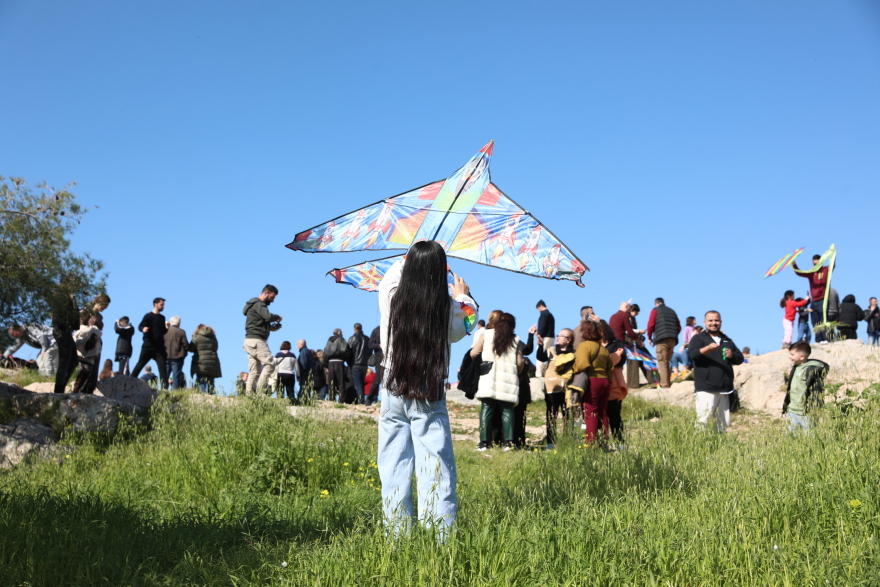Καθαρά Δευτέρα: Μικροί και μεγάλοι από νωρίς στον λόφο του Φιλοπάππου για τα Κούλουμα, δείτε εικόνες