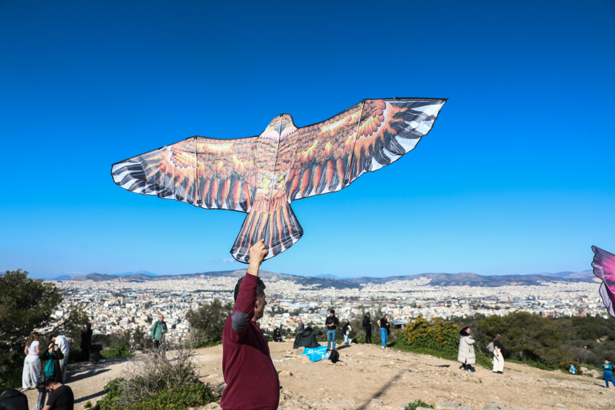 Καθαρά Δευτέρα: Μικροί και μεγάλοι από νωρίς στον λόφο του Φιλοπάππου για τα Κούλουμα, δείτε εικόνες