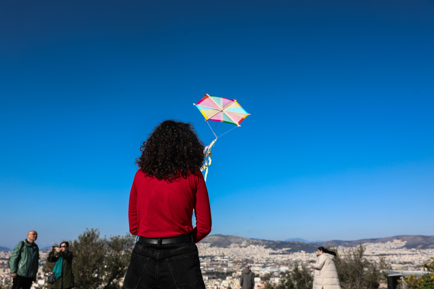 Καθαρά Δευτέρα: Μικροί και μεγάλοι από νωρίς στον λόφο του Φιλοπάππου για τα Κούλουμα, δείτε εικόνες