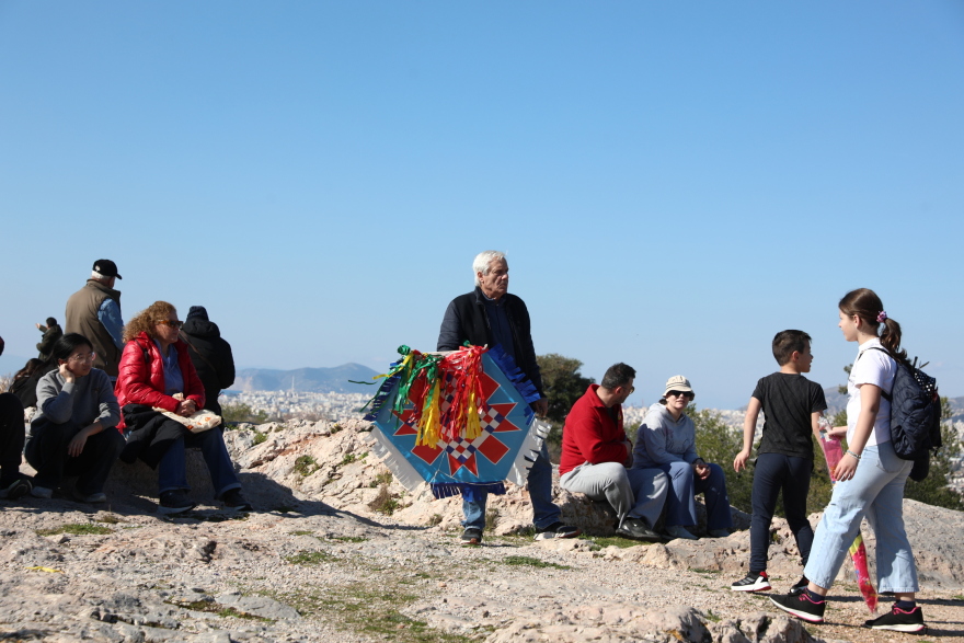Καθαρά Δευτέρα: Μικροί και μεγάλοι από νωρίς στον λόφο του Φιλοπάππου για τα Κούλουμα, δείτε εικόνες