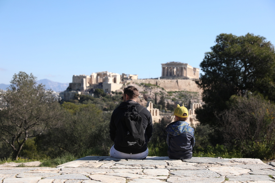 Καθαρά Δευτέρα: Μικροί και μεγάλοι από νωρίς στον λόφο του Φιλοπάππου για τα Κούλουμα, δείτε εικόνες