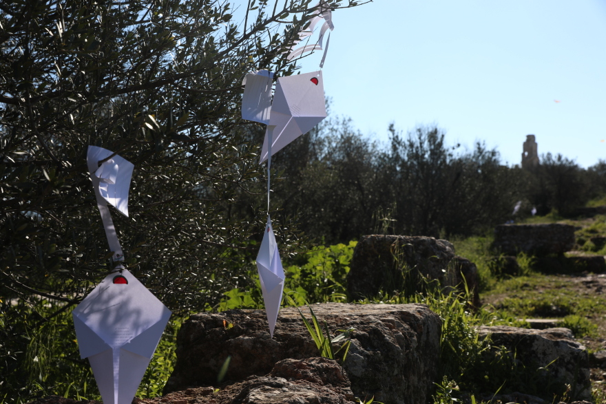 Καθαρά Δευτέρα: Μικροί και μεγάλοι από νωρίς στον λόφο του Φιλοπάππου για τα Κούλουμα, δείτε εικόνες