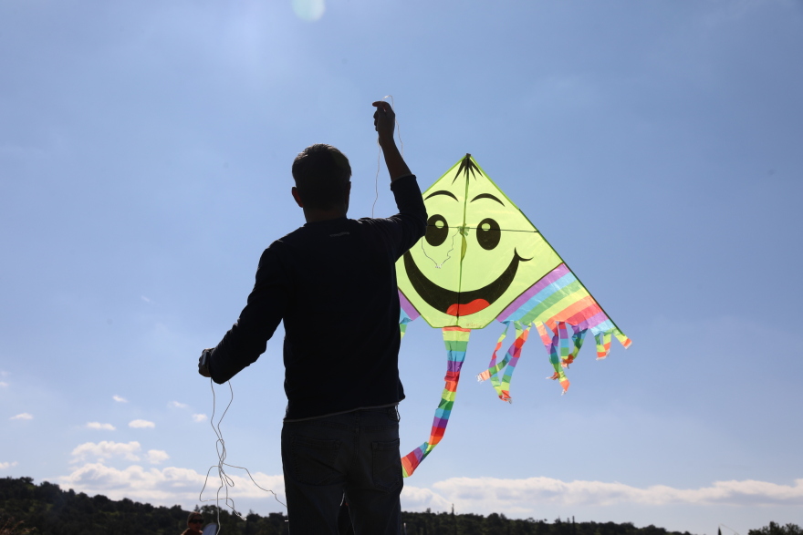 Καθαρά Δευτέρα: Μικροί και μεγάλοι από νωρίς στον λόφο του Φιλοπάππου για τα Κούλουμα, δείτε εικόνες