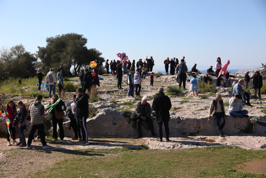 Καθαρά Δευτέρα: Μικροί και μεγάλοι από νωρίς στον λόφο του Φιλοπάππου για τα Κούλουμα, δείτε εικόνες