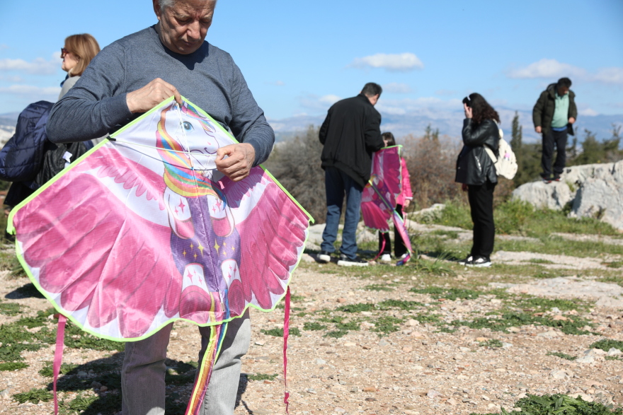 Καθαρά Δευτέρα: Μικροί και μεγάλοι από νωρίς στον λόφο του Φιλοπάππου για τα Κούλουμα, δείτε εικόνες