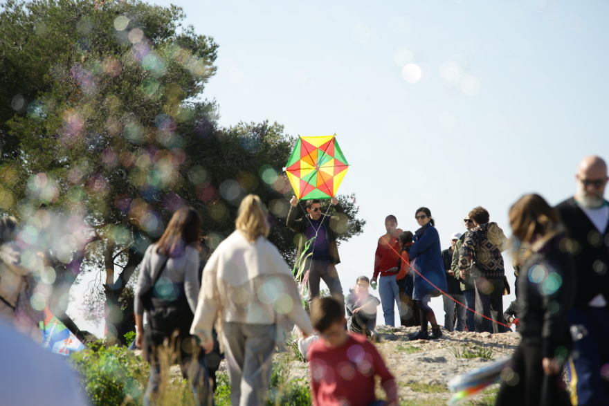 Καθαρά Δευτέρα: Μικροί και μεγάλοι από νωρίς στον λόφο του Φιλοπάππου για τα Κούλουμα, δείτε εικόνες
