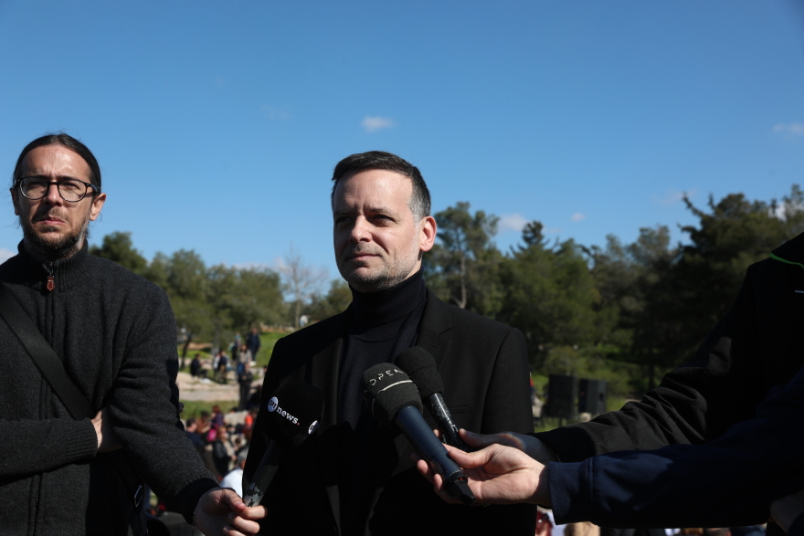 Καθαρά Δευτέρα: Μικροί και μεγάλοι από νωρίς στον λόφο του Φιλοπάππου για τα Κούλουμα, δείτε εικόνες