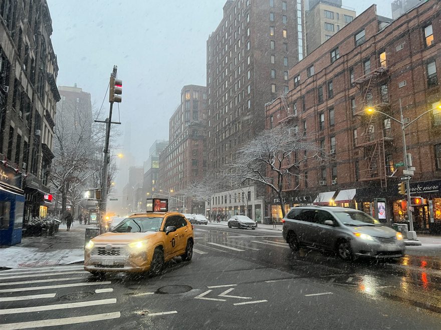 Λευκός «εφιάλτης» στη Νέα Υόρκη και προειδοποιήσεις για χιονοθύελλα: Ακυρώσεις πτήσεων και συστάσεις για περιορισμό των μετακινήσεων, δείτε βίντεο