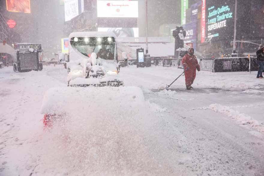 Σε κατάσταση έκτακτης ανάγκης η Νέα Υόρκη που «θάβεται» κάτω από το χιόνι, δείτε βίντεο 
