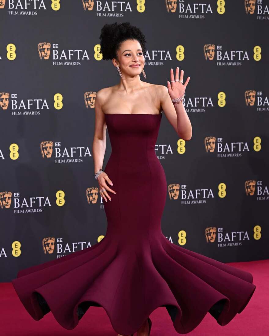 Οι εμφανίσεις που εντυπωσίασαν στα BAFTA: Τα κομψά φορέματα και οι πρωτότυπες δημιουργίες